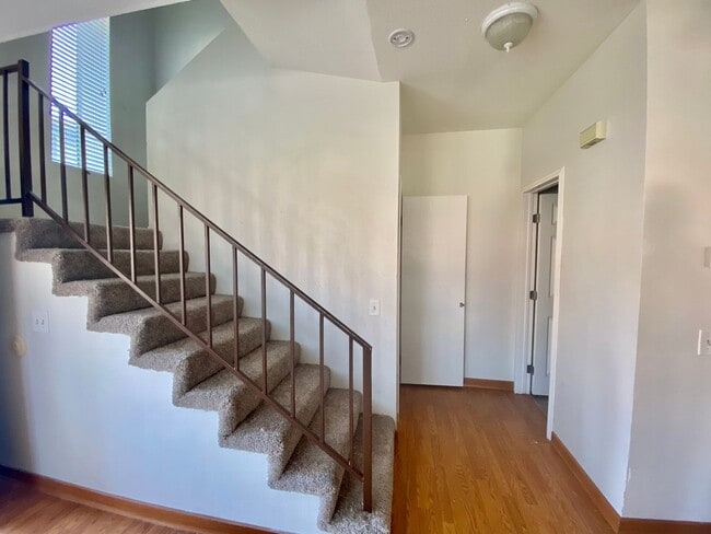 Building Photo - Thousand Oaks- Three Bedroom Condo