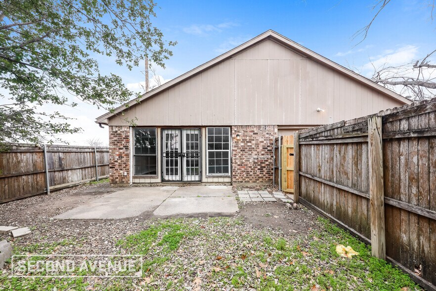 Building Photo - 9124 Pinehaven Dr