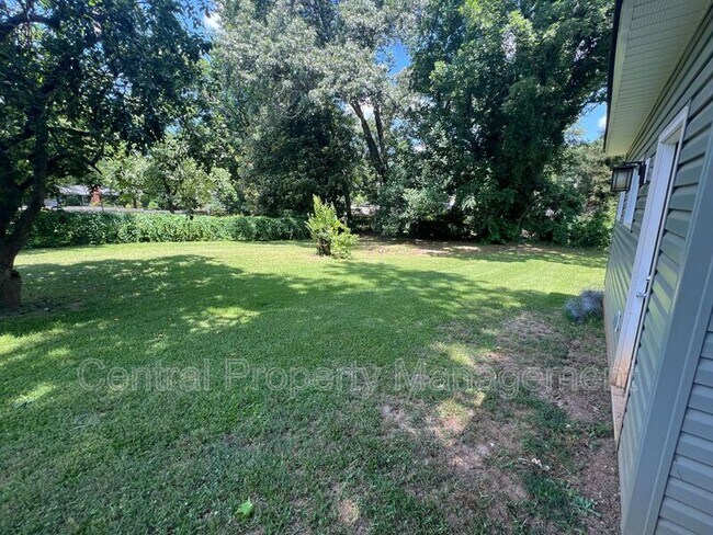 Building Photo - 32 N Garden Cir