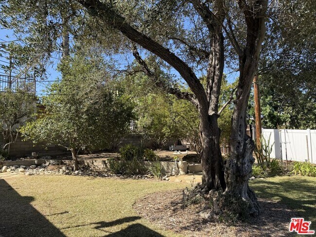 Building Photo - 214 Sequoia Dr