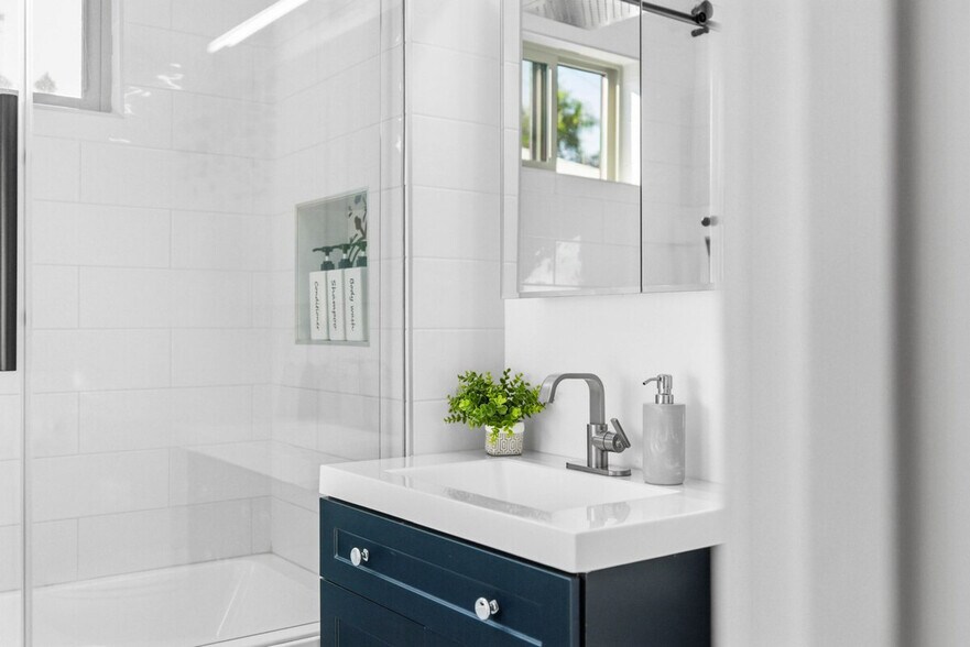 Building Photo - 3407 N Mountain View Dr