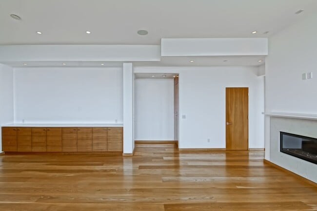 Building Photo - 4BR3.5BA + OFFICE! NEWER CONSTRUCTION, MOD...