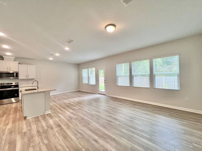 Building Photo - 812 McKenzie Pk Ter