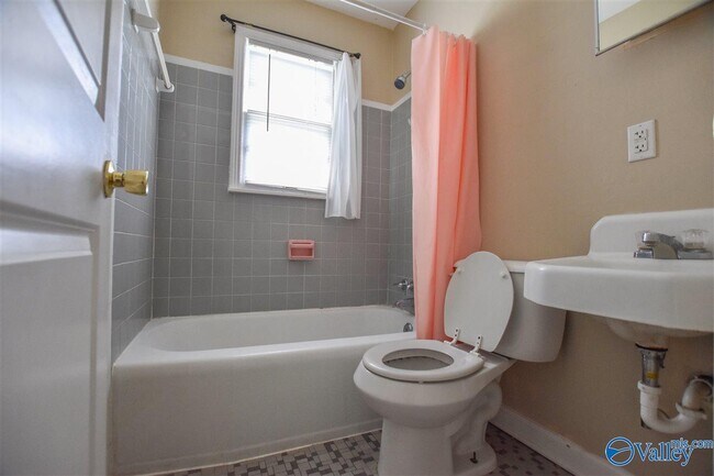 Building Photo - 1512 Oakwood Ave NE