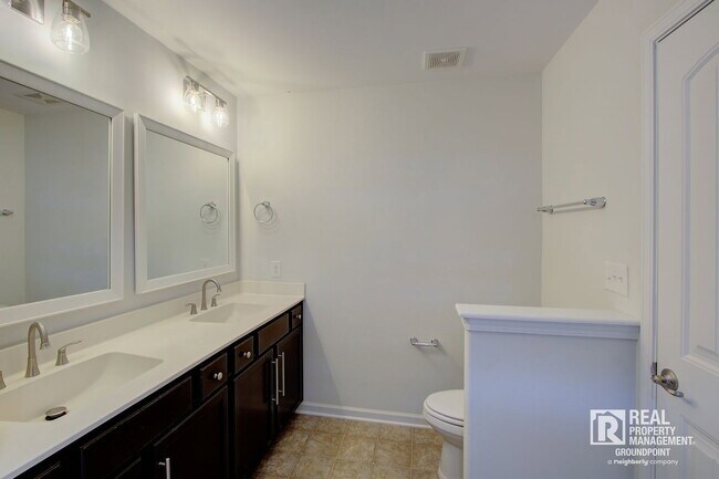 Building Photo - 221 S Lamplighter Ln
