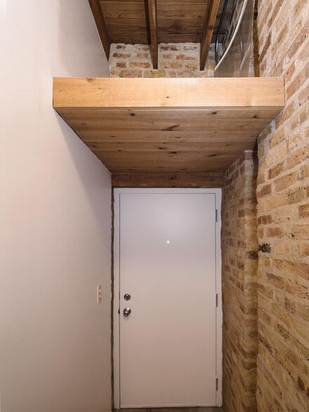 Building Photo - 2849 W Belmont Ave