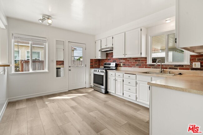 Building Photo - 7869 Croydon Ave