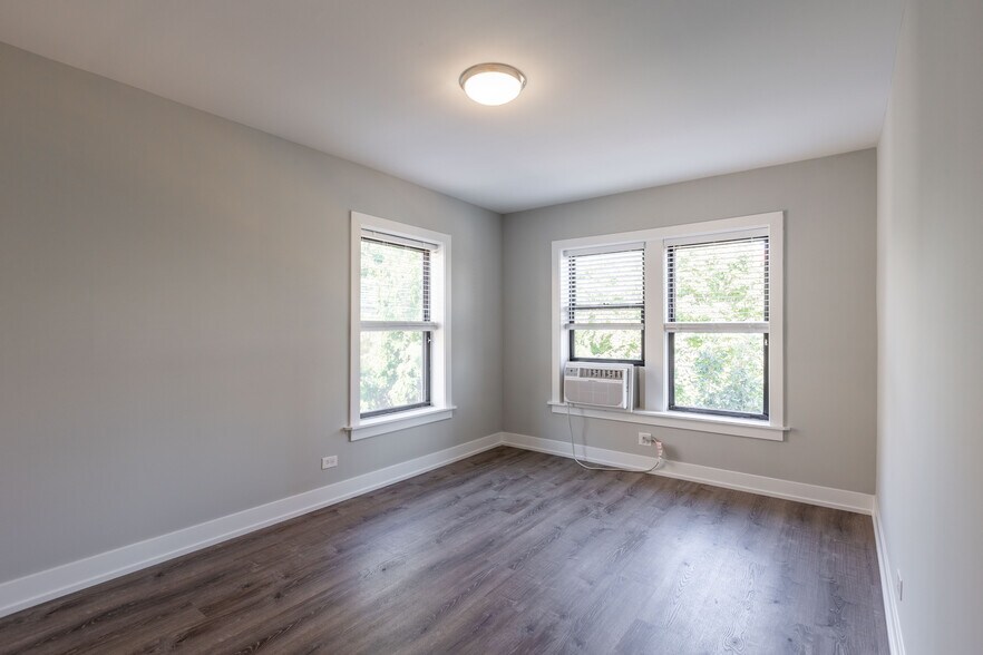 Building Photo - 709 W Brompton Ave