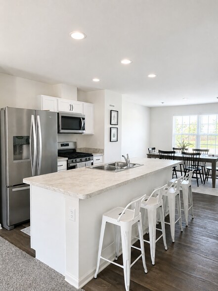 Building Photo - 1475 Yosemite Way
