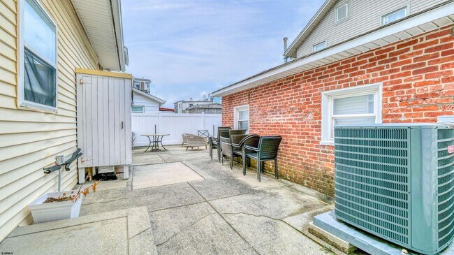 Building Photo - 120 N Newport Ave