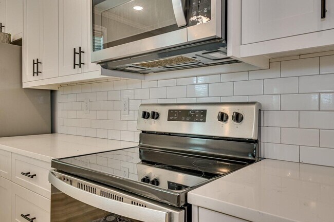 Building Photo - 596 Vinings Dr