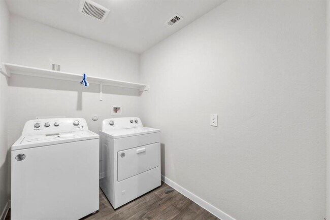 Building Photo - 320 Darwin Pl