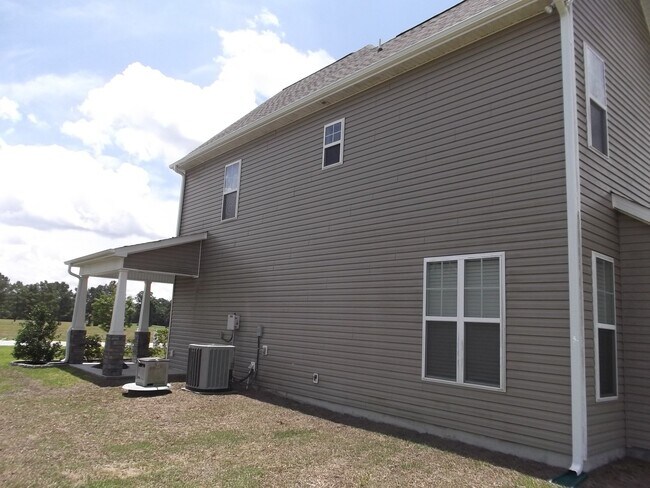 Building Photo - Absolutely Gorgeous!