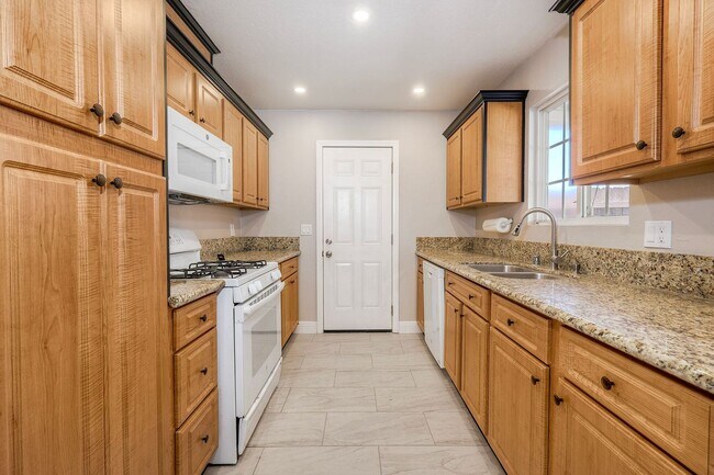 Building Photo - Three bedroom two bath home- fenced yard! - Castle Park