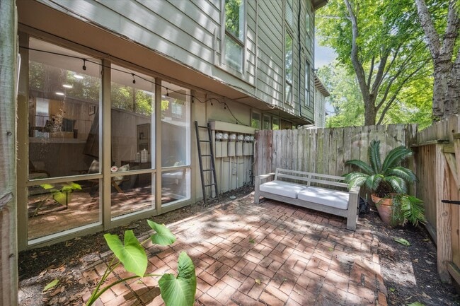 Building Photo - 5242 Memorial Dr