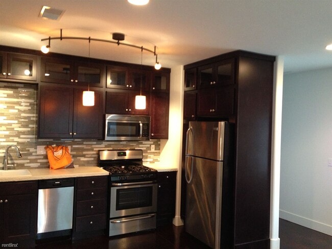 Building Photo - 2 br, 1 bath  - 120 Eastern Ave SE Apt 7