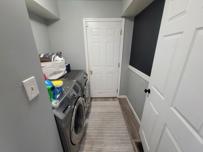 Building Photo - 1012 Meadowview Pl