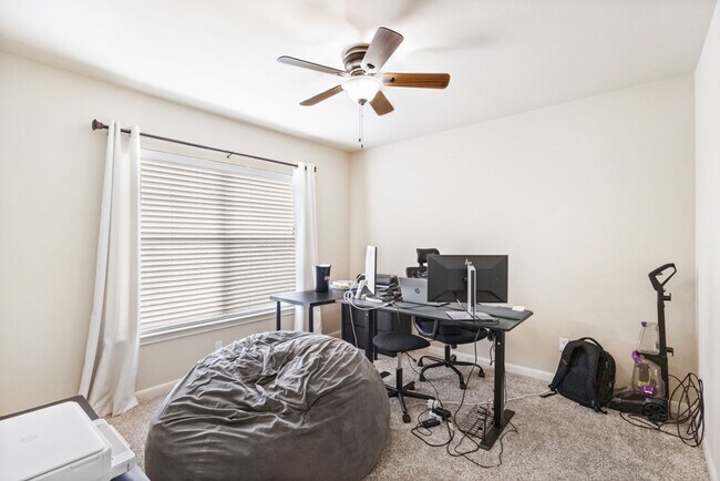 Building Photo - Charming Home Awaits: Spacious & Modern Living in a Prime Location
