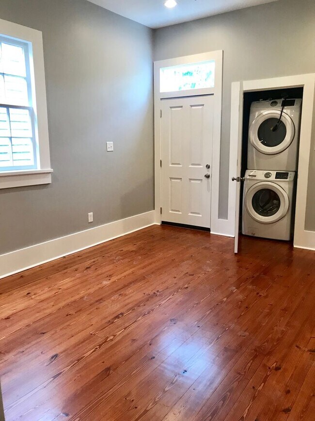 Building Photo - 917- 919 N Prieur