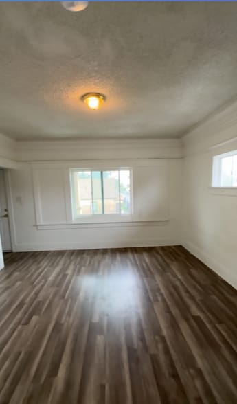 Building Photo - 822 W 42nd Pl