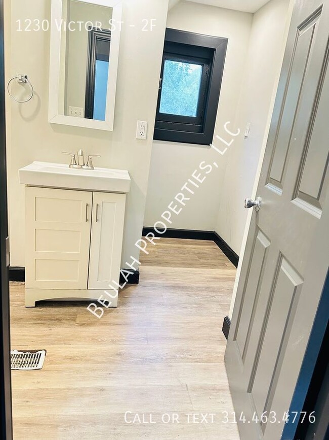 Building Photo - Newly Renovated 2BD/2BA in Walkable Soulard