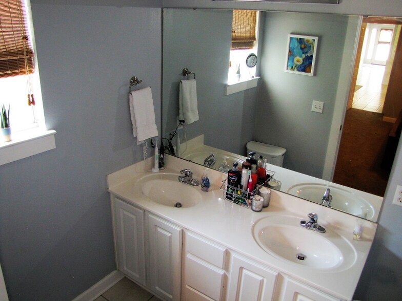 Building Photo - 350 Tradewinds Dr
