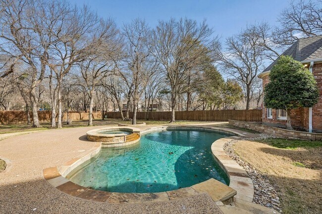 Building Photo - 2900 Creekview Dr