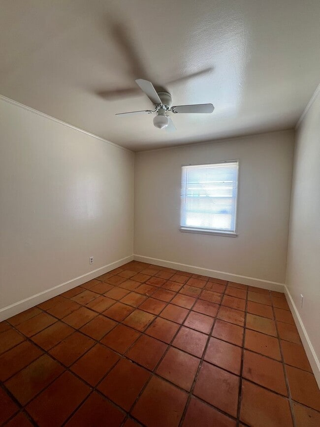 Building Photo - 3 Bedroom 1 Bathroom House with Spacious L...