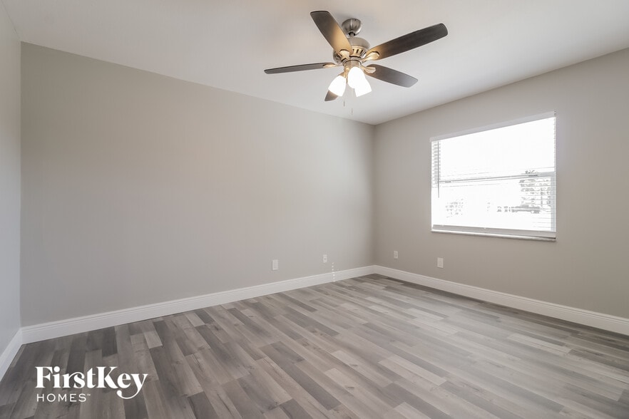 Building Photo - 550 Meadowvale Dr