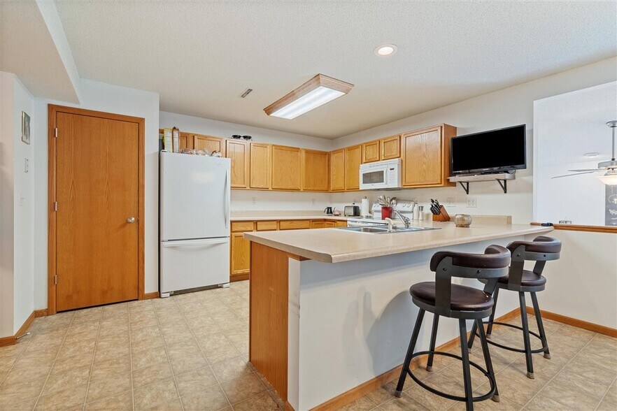 Building Photo - 533 E Goldfinch Dr