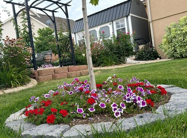Building Photo - Beautifully Renovated 6 Bedroom Home in th...
