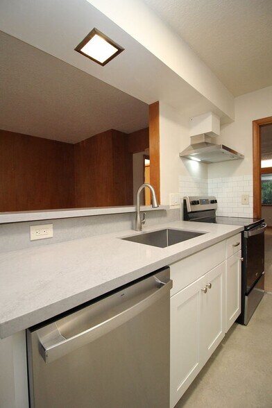 Building Photo - 3200-3236 SW Marigold St