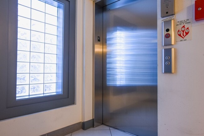 Building Photo - North Capital Hill owner offering move in special