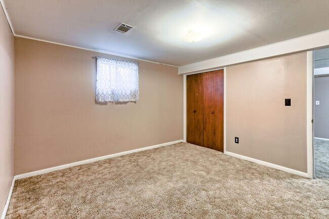 Building Photo - 2 Bedroom Ranch in Loveland with finished ...