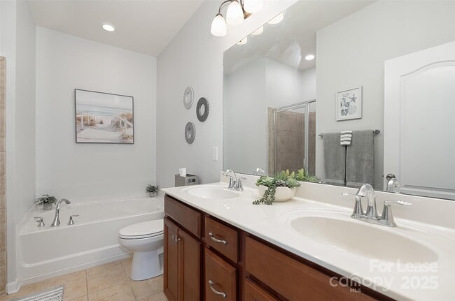 Building Photo - 3021 Honeylocust Ln