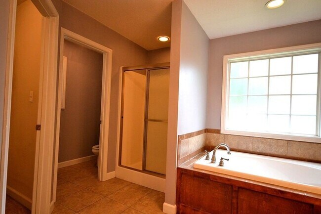 Building Photo - Spacious 3-Bedroom Home with Modern Amenities in Valdosta! Fenced in Backyard!