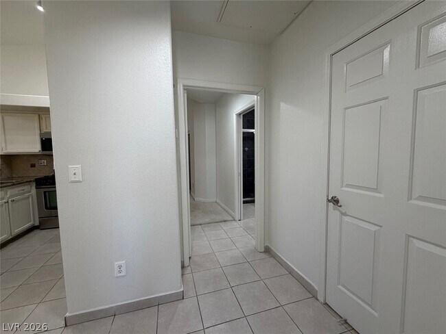 Building Photo - 900 Heavenly Hill Ct