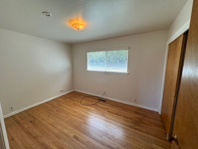 Building Photo - Beautiful 3 Bedroom, 1.5 Bath Home Available Soon!