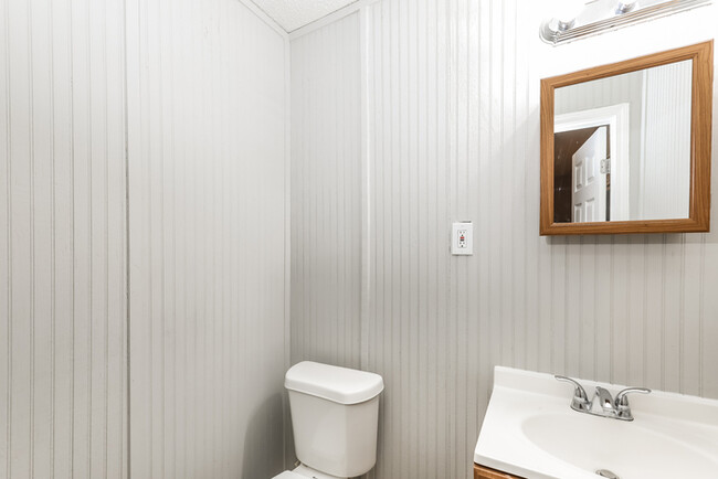 Building Photo - Beautifully Renovated 3-Bedroom