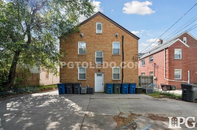 Building Photo - 3430 Douglas Rd