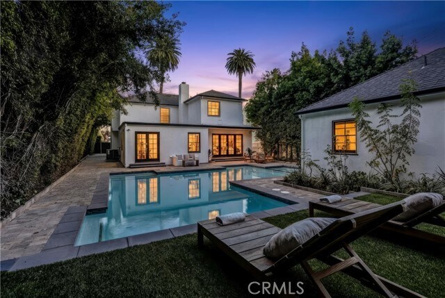 Building Photo - 725 N Doheny Dr