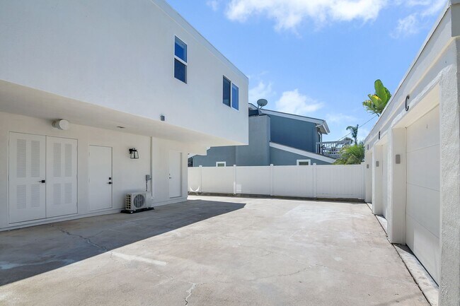 Building Photo - Silver Lantern St. Apts.