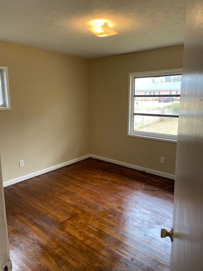 Building Photo - **ON HOLD**3 Bedroom / 1 Bathroom Home for...