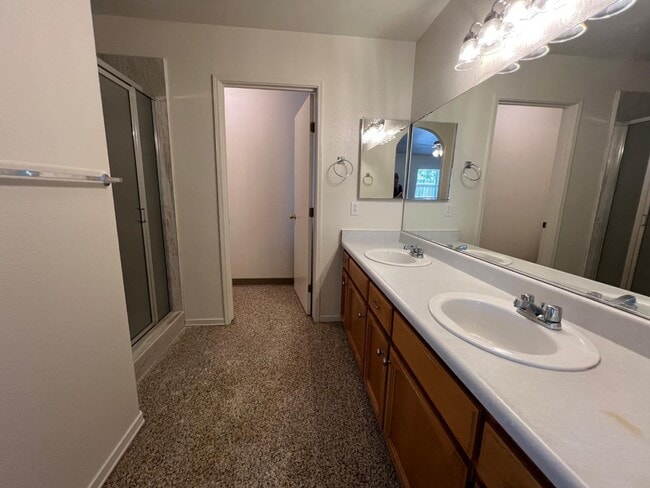 Building Photo - 995 Vineyard Way