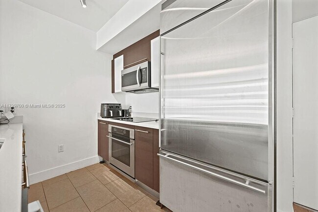 Building Photo - 500 Brickell Ave