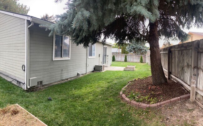 Building Photo - Duplex In Quiet Neighborhood