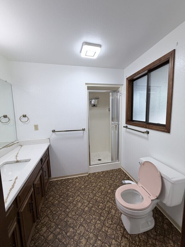 Building Photo - Three Bedroom Home in South Salem