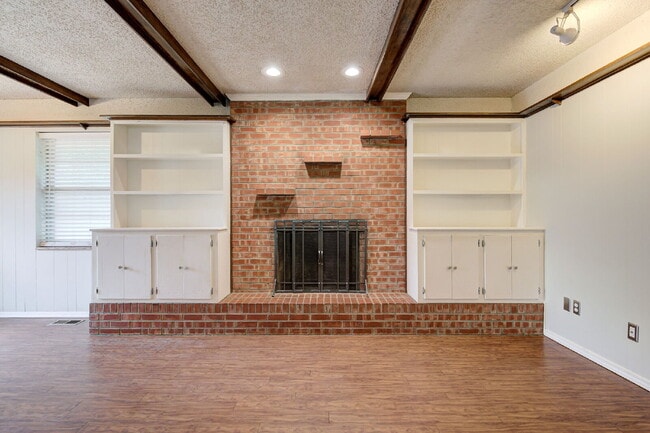 Building Photo - Rollingwood Beauty!