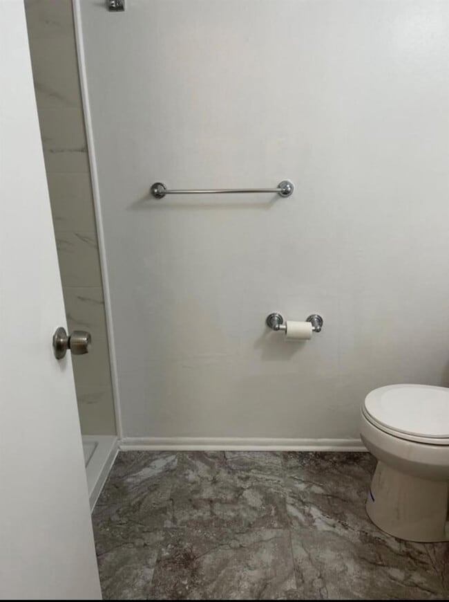 Building Photo - 2701 Riverside Dr