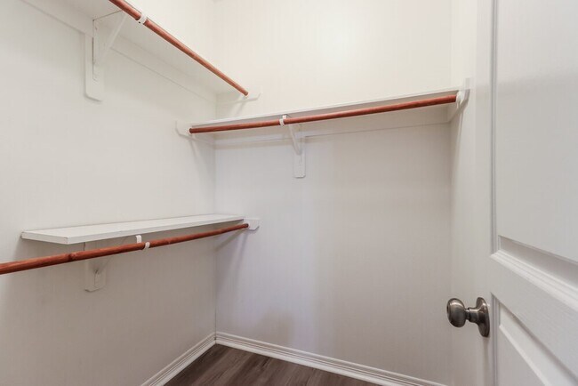 Building Photo - 606 Paradise Ln
